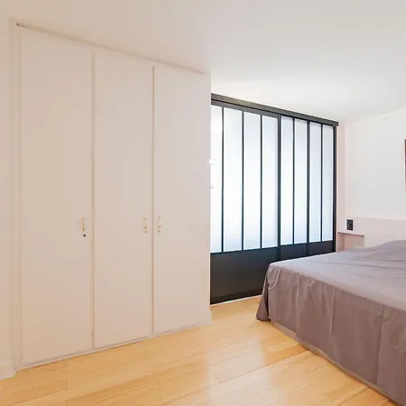 Large Pleasant Alcove In Center Parigi